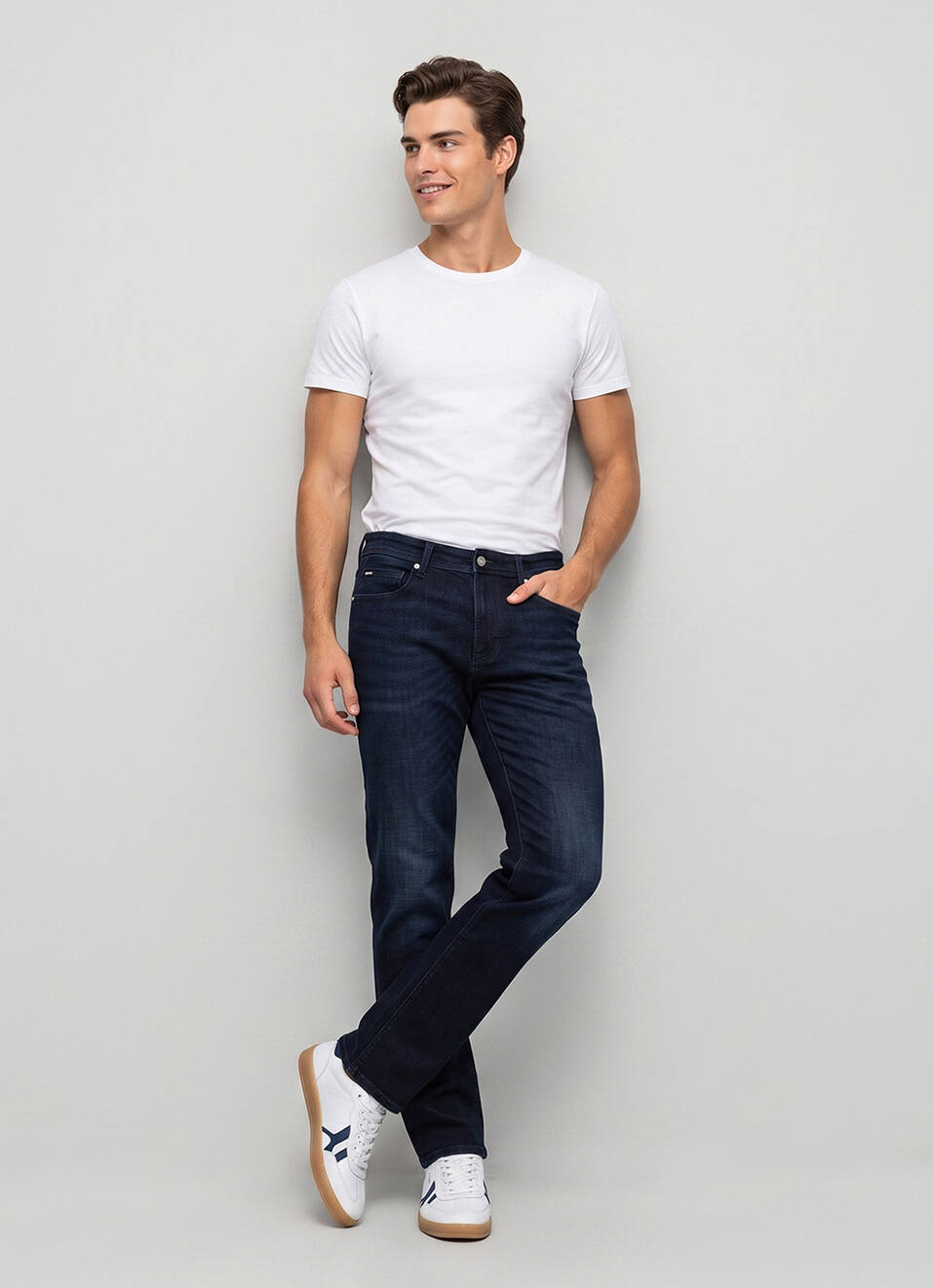Men Black Straight Fit Mid Rise Stretchable Jeans, , large image number 7