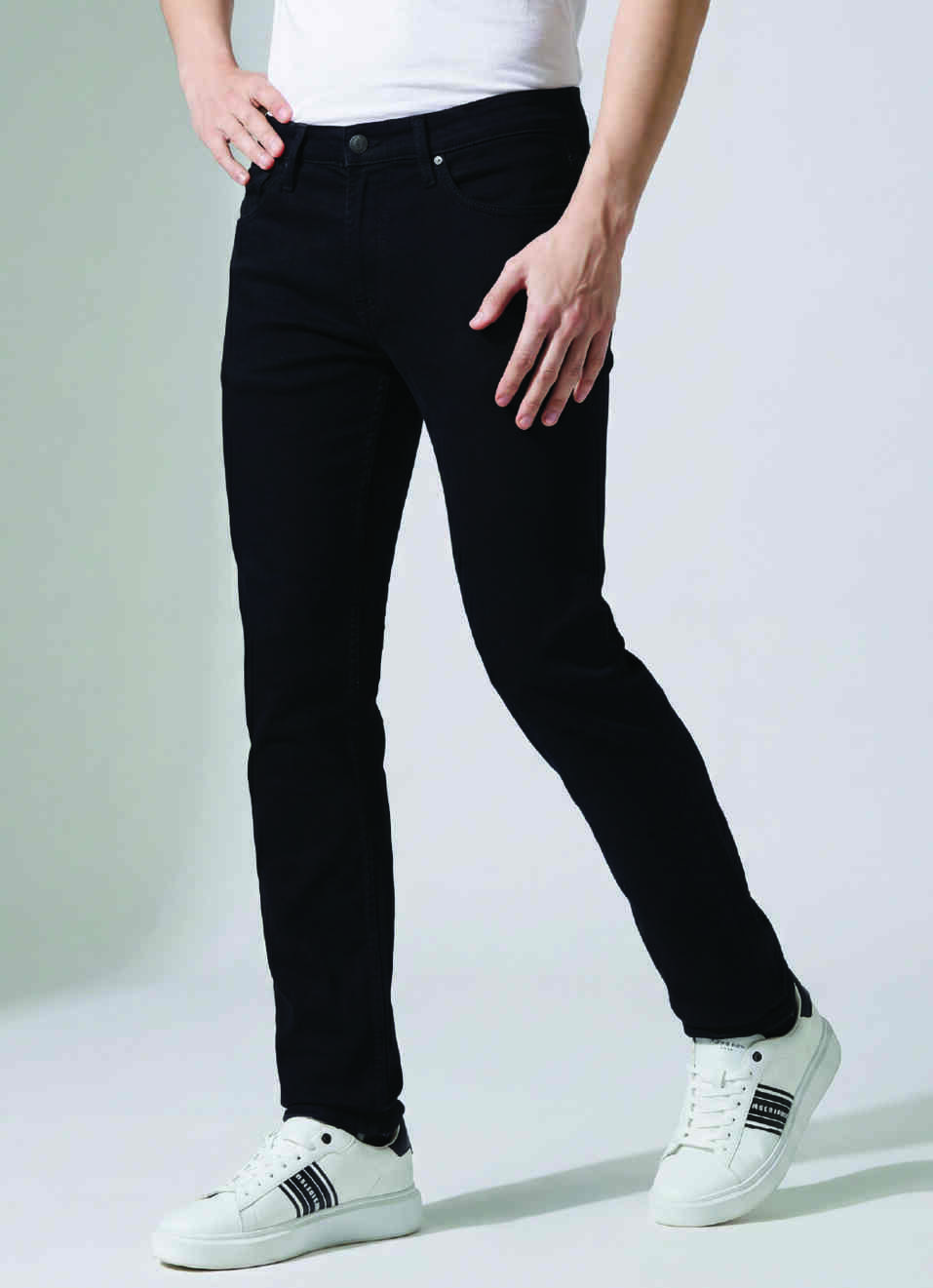Men Black Slim Fit Low Rise Powerflex Jeans, , large image number 0