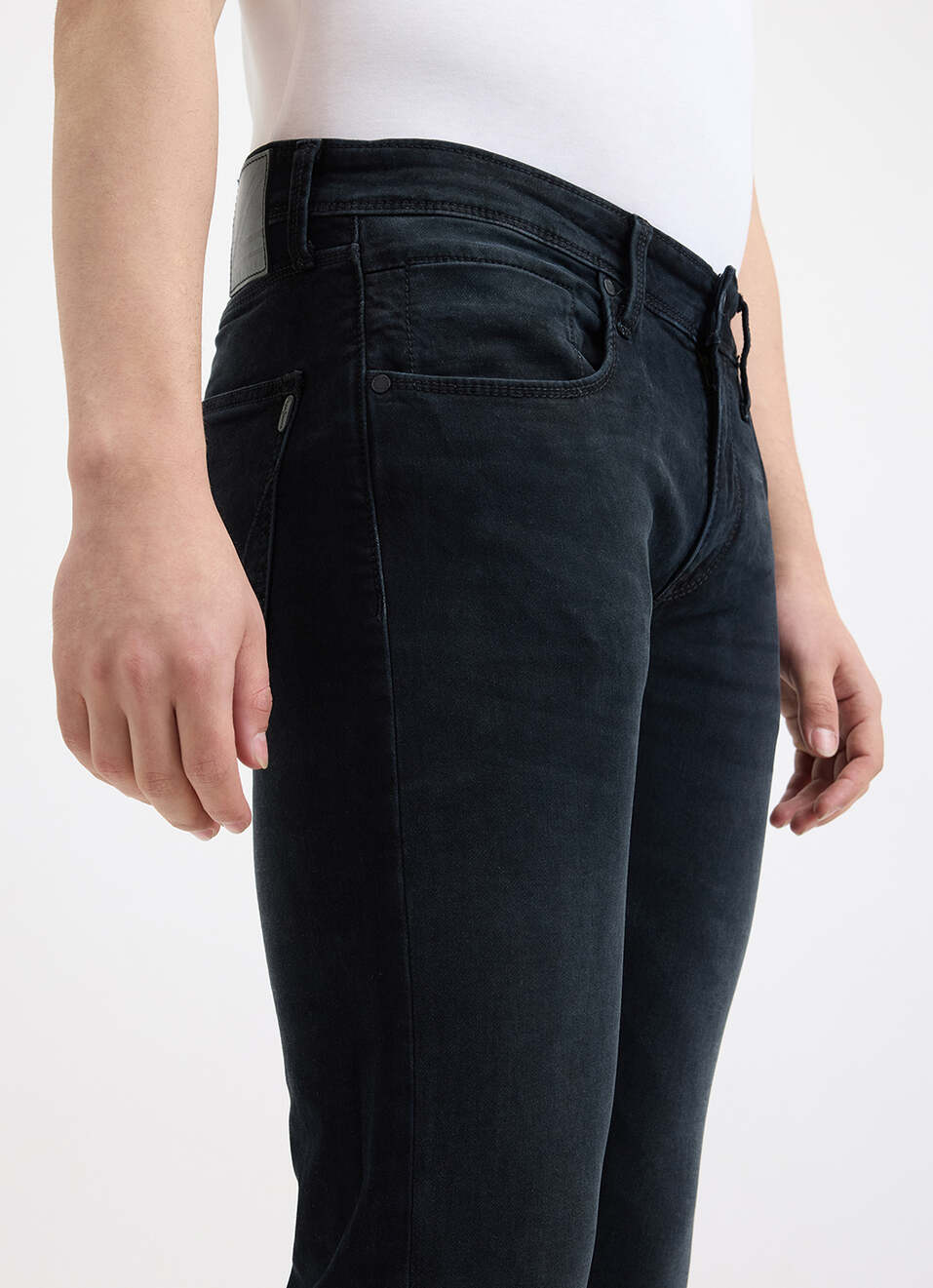 Men Black Mid Rise Slim Structured Jeans, , large image number 4
