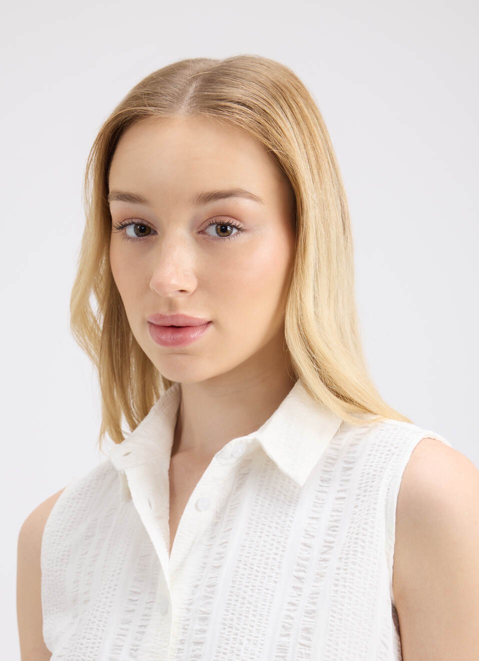 Women White Sleeveless Seersucker Shirt, , large image number 4