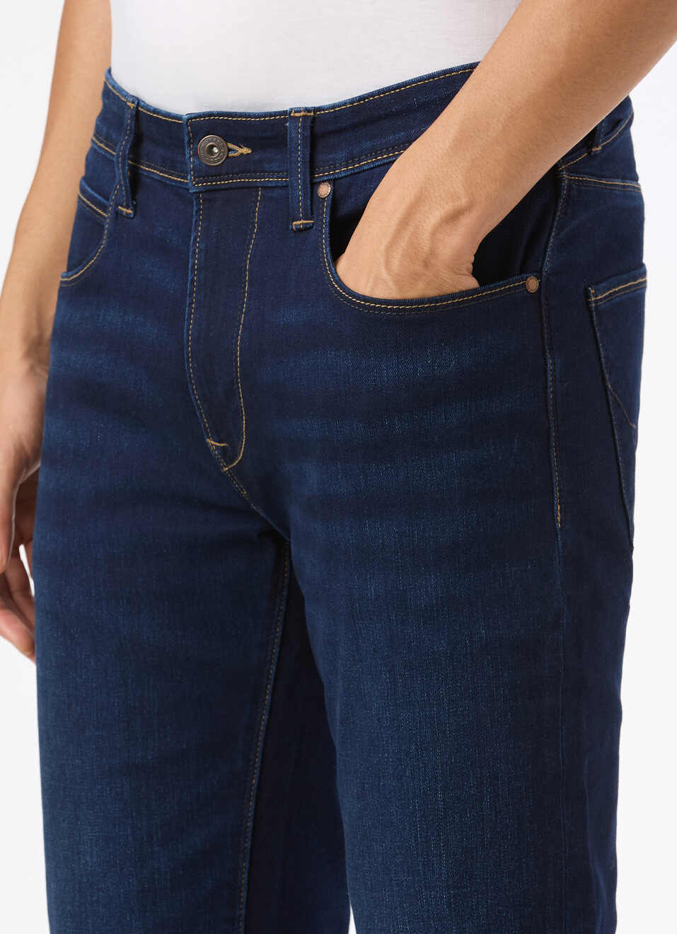 Men Black Mid Rise Straight Fit Powerflex Jeans, , large image number 4