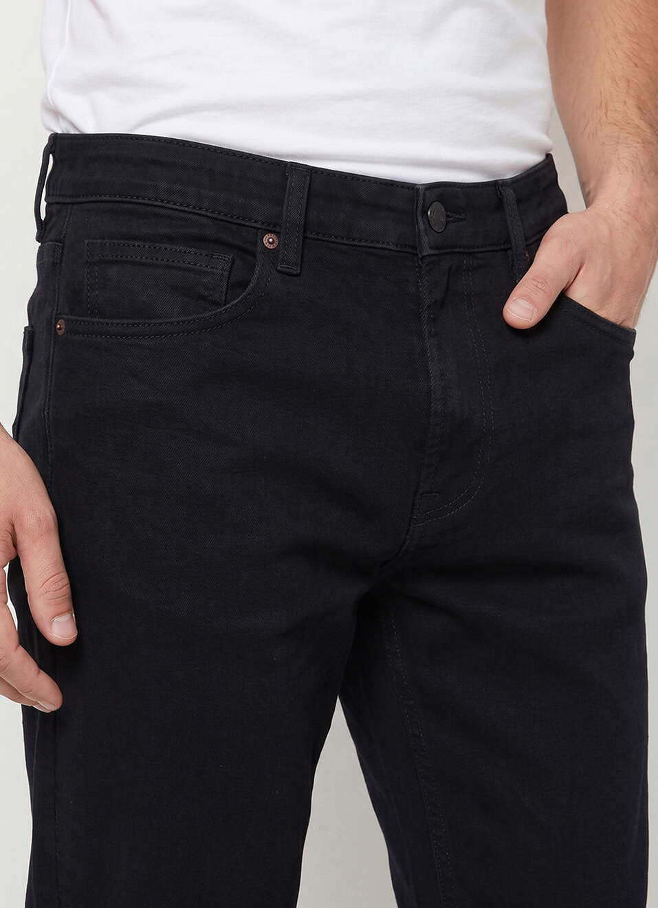 Men Black Relaxed Straight Fit Mid Rise Jeans, , large image number 4