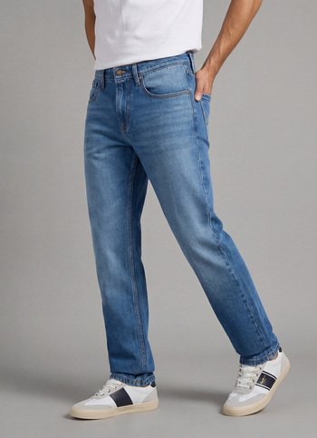 Men Light Blue Mid Rise Straight Fit Jeans