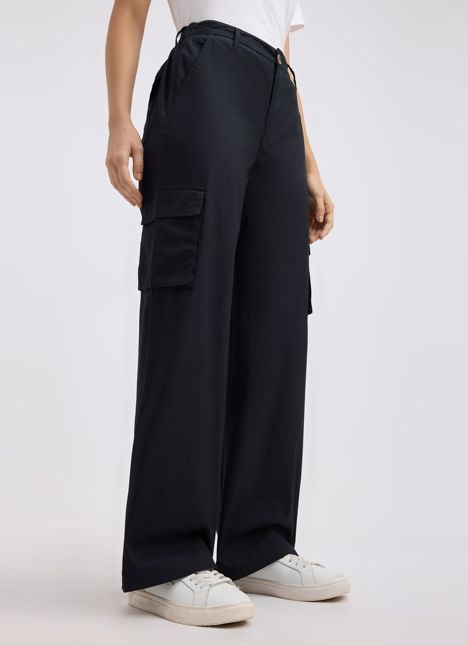 Women Black Mid Rise Wide Leg Cargo Pants, , large image number 3