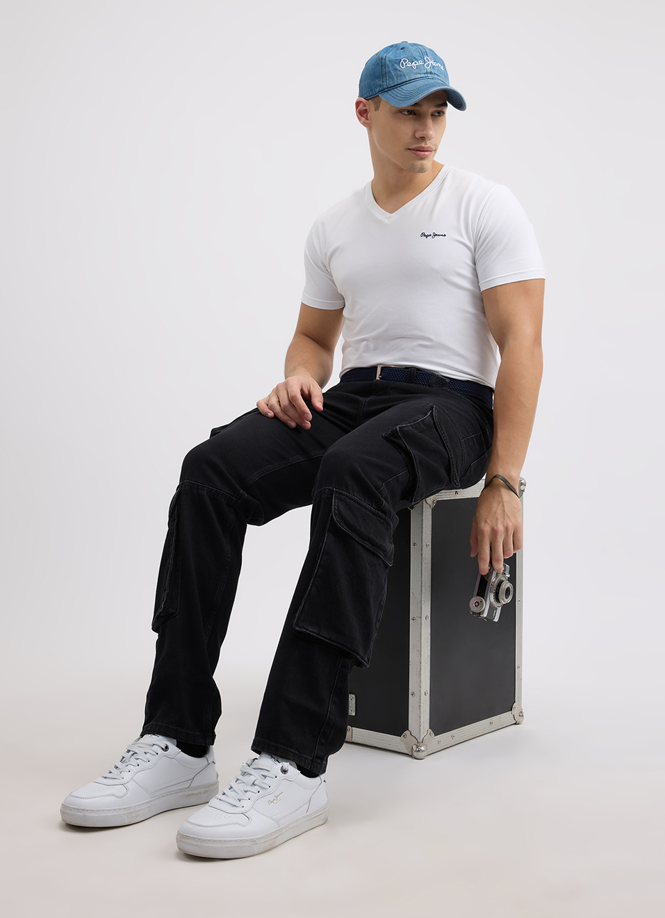 Men Black Straight Fit Mid Rise Cargo Jeans, , large image number 1