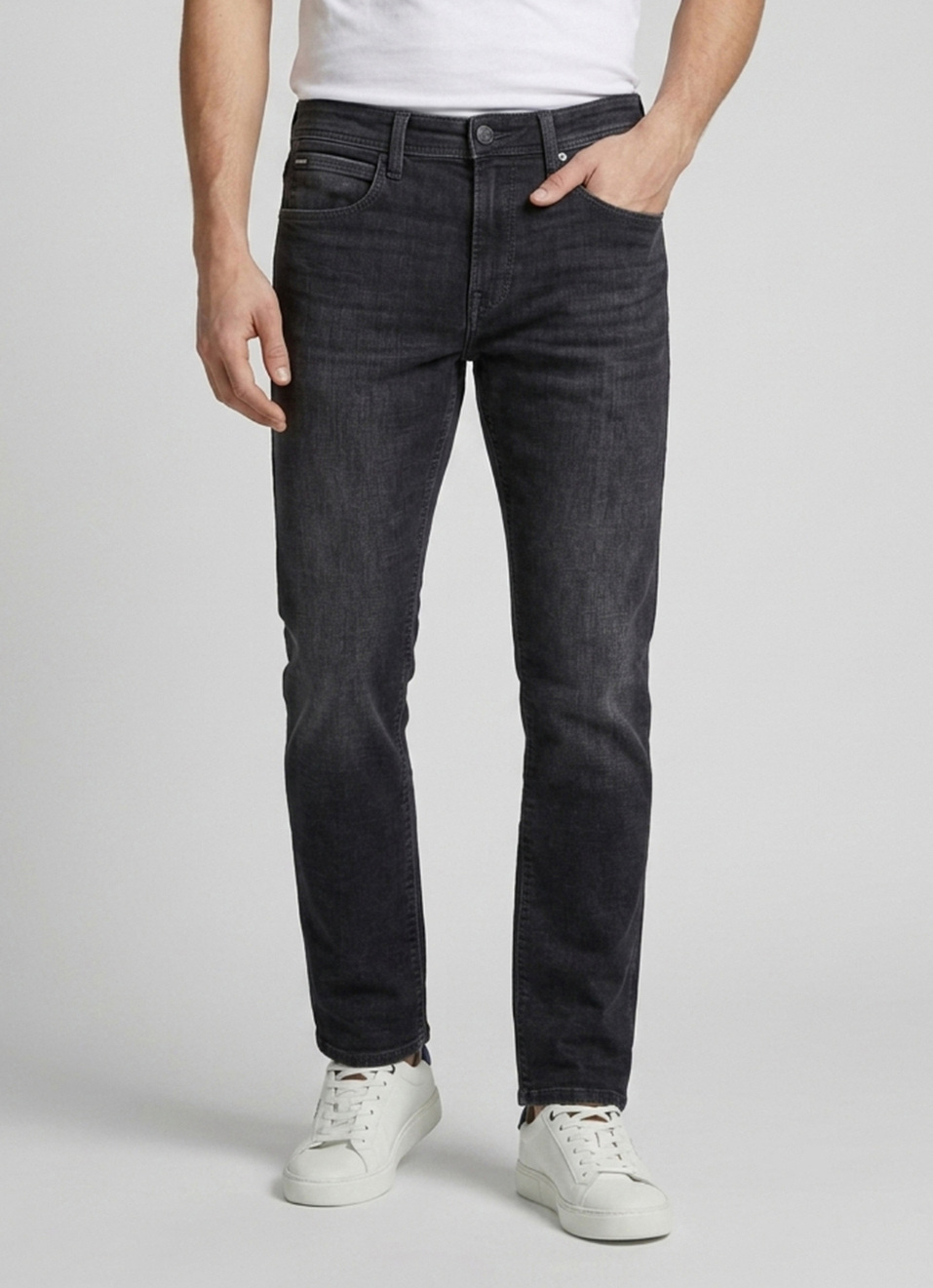 Men Black Straight Fit Mid Rise Stretchable Jeans, , large image number 2