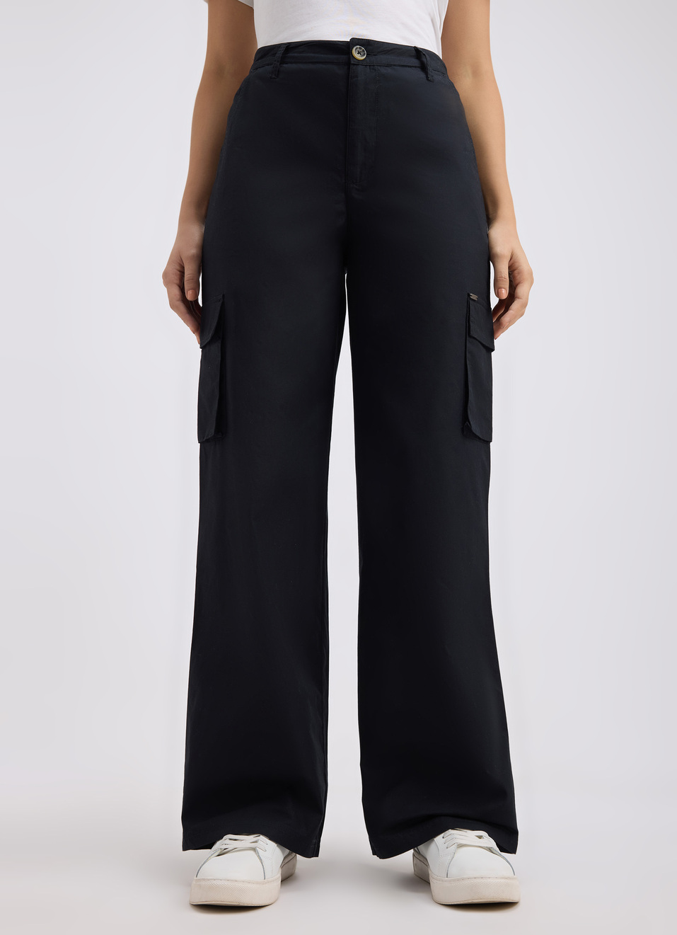 Women Black Mid Rise Wide Leg Cargo Pants, , large image number 1