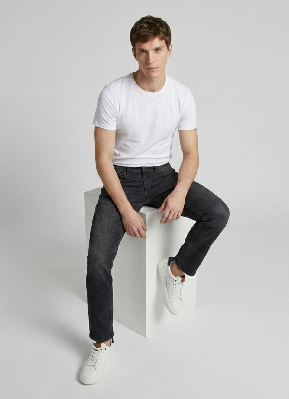 Men Black Straight Fit Mid Rise Stretchable Jeans, , large image number 1