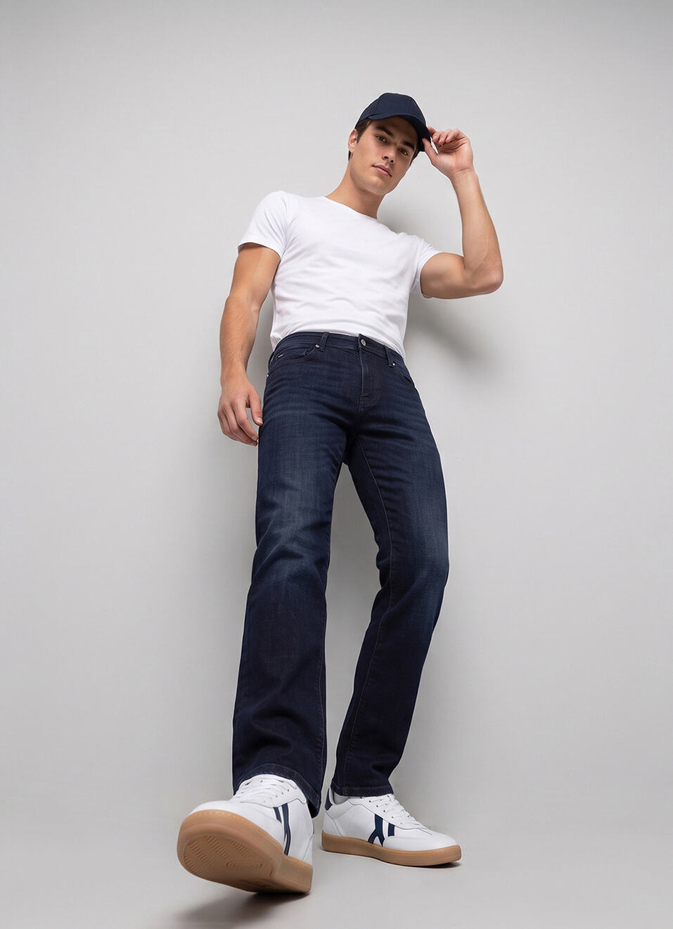 Men Black Straight Fit Mid Rise Stretchable Jeans, , large image number 1