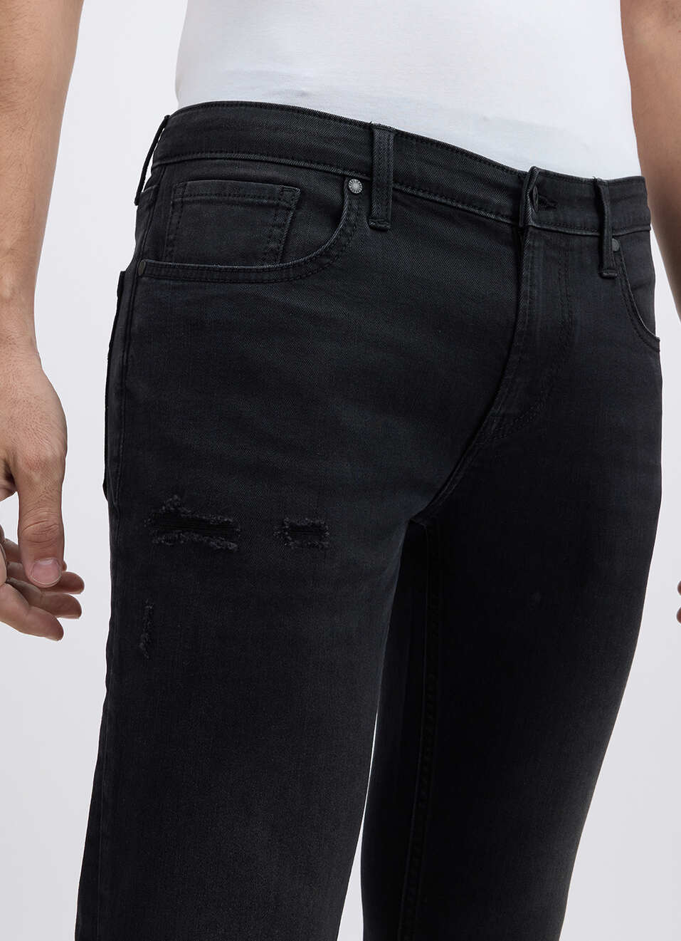 Men Black Skinny Fit Mid Rise Distressed Jeans , , large image number 4