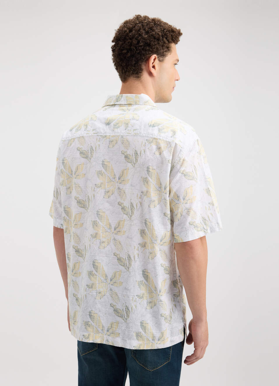 Men Yellow Resort Collar Tropical Print Short Sleeve Shirt, , large image number 2