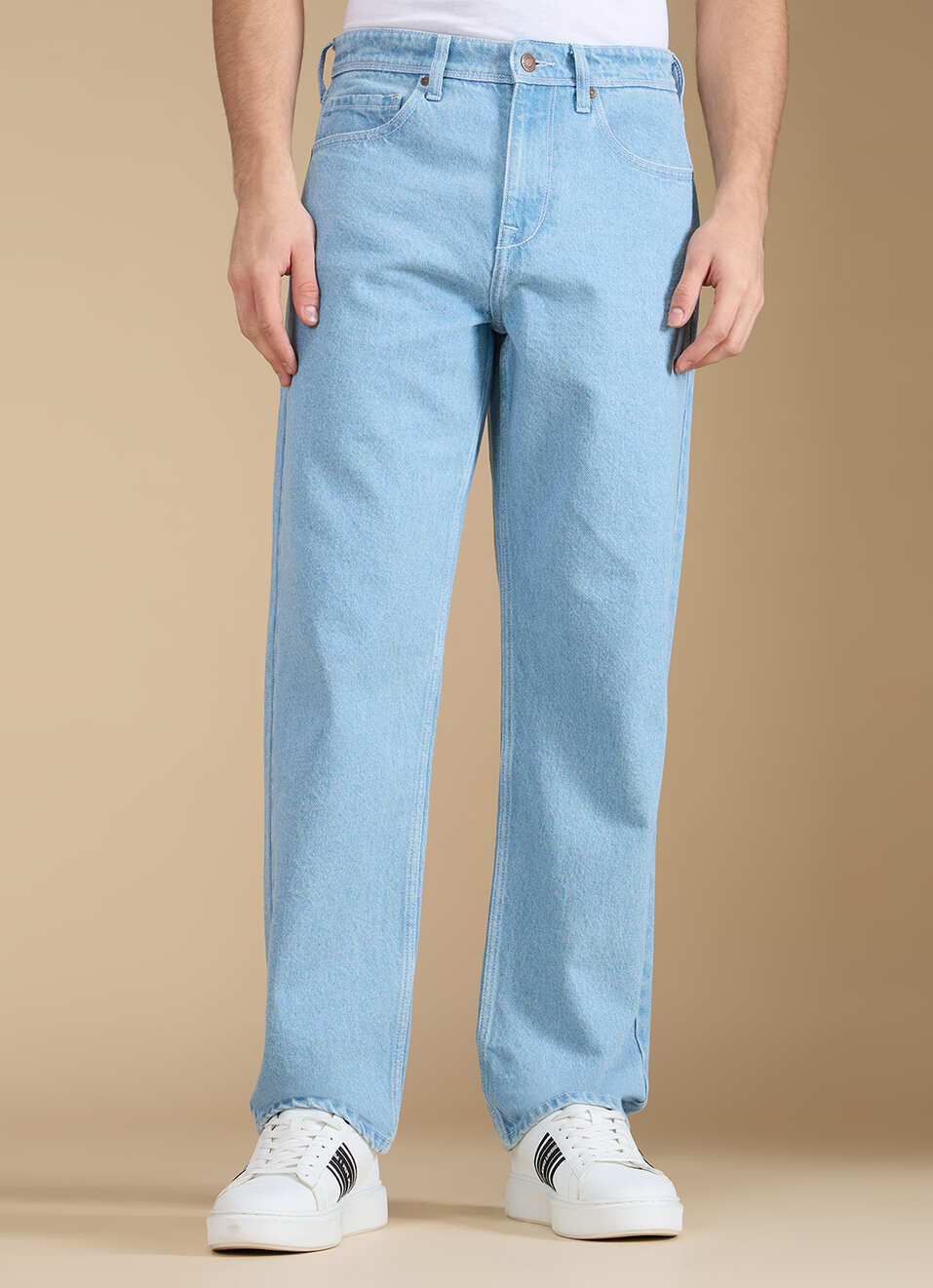 Men Light Blue Mid Rise Relaxed Fit Jeans, , large image number 2