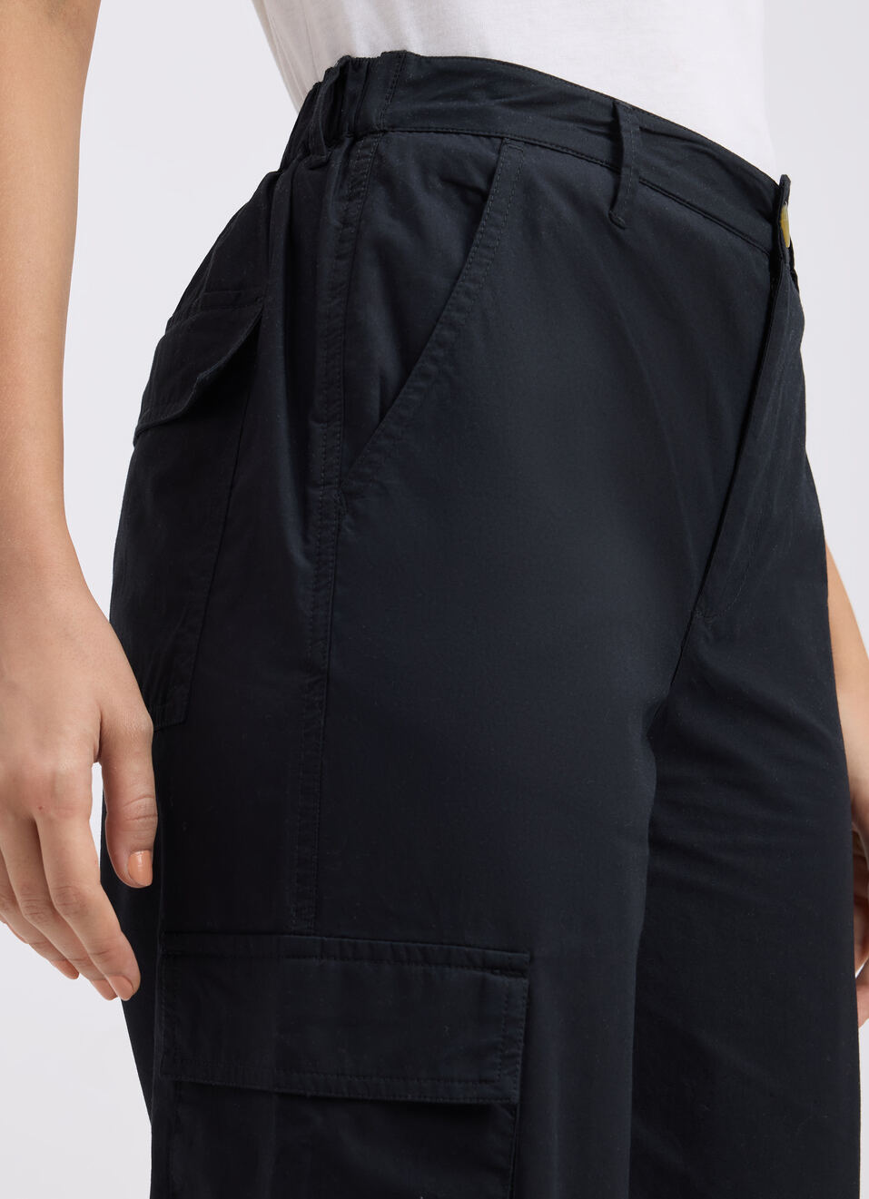 Women Black Mid Rise Wide Leg Cargo Pants, , large image number 4
