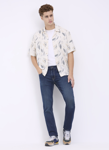 Men Tinted Blue Slim Fit Mid Rise Jeans 