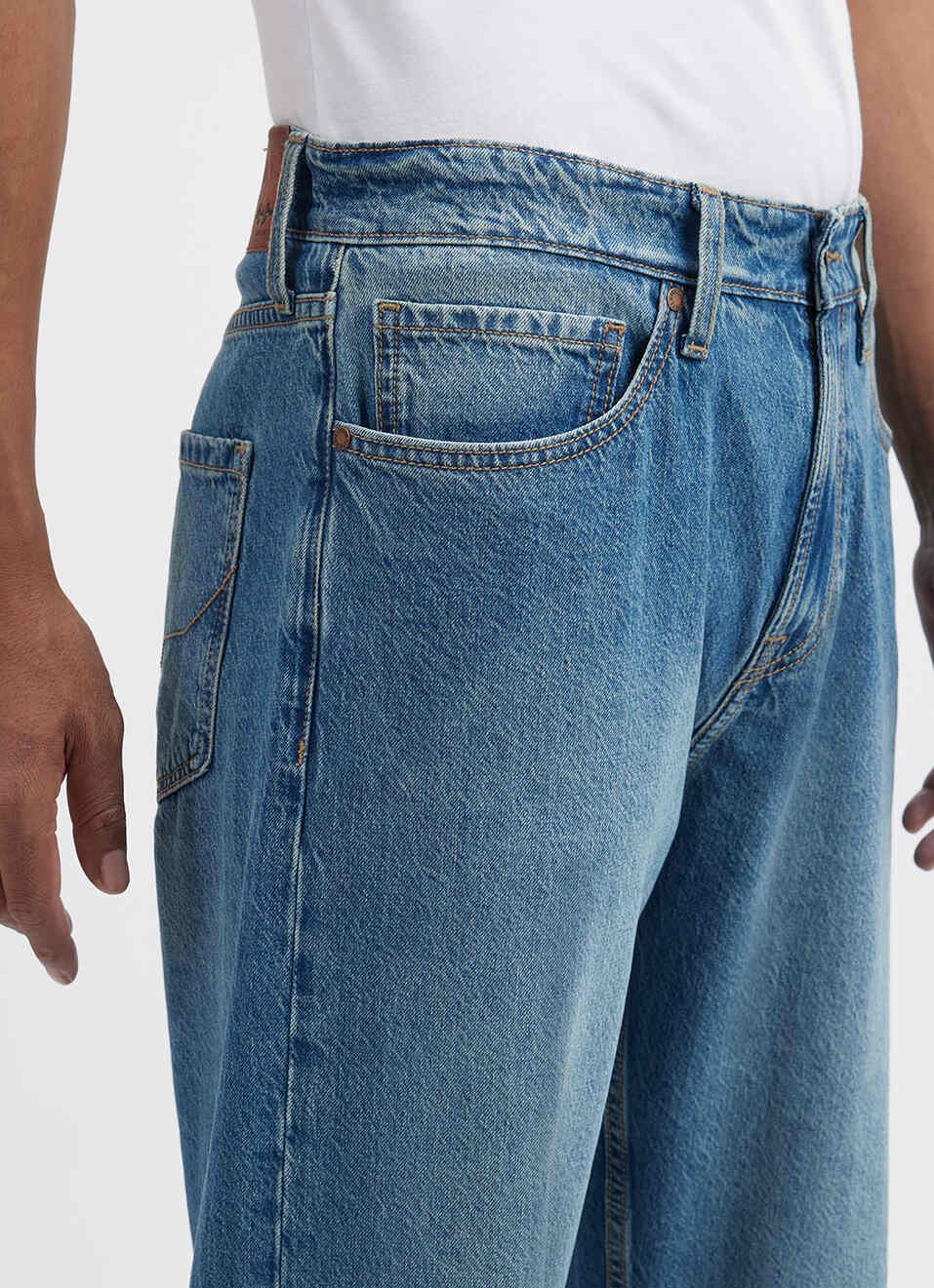Men Blue Relaxed Barrel Fit Mid Rise Jeans , , large image number 4