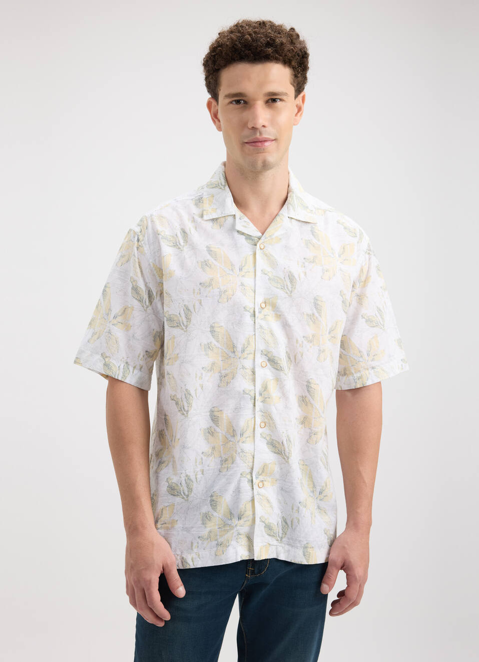 Men Yellow Resort Collar Tropical Print Short Sleeve Shirt, , large image number 1