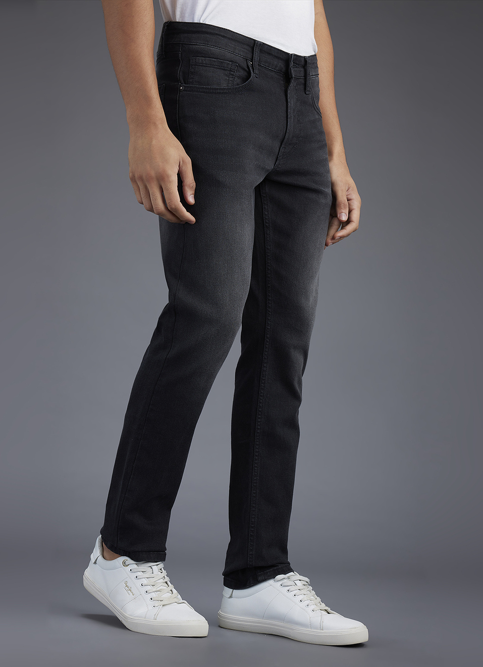 Men Black Slim Fit Mid Rise Stretchable Jeans, , large image number 0
