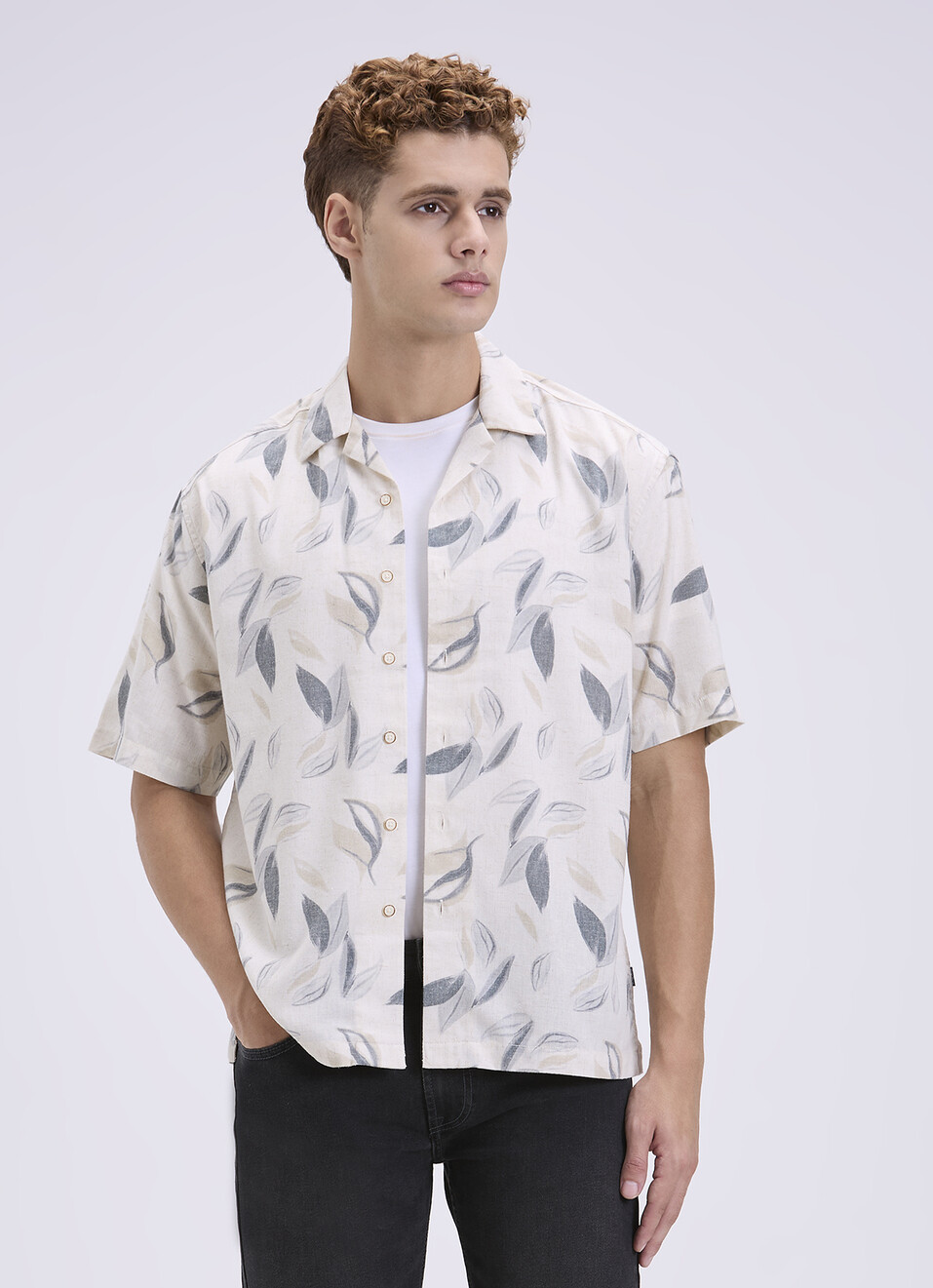 Men White Resort Collar Short Sleeve Shirt, , large image number 0