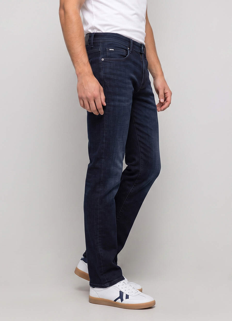 Men Black Straight Fit Mid Rise Stretchable Jeans, , large image number 0