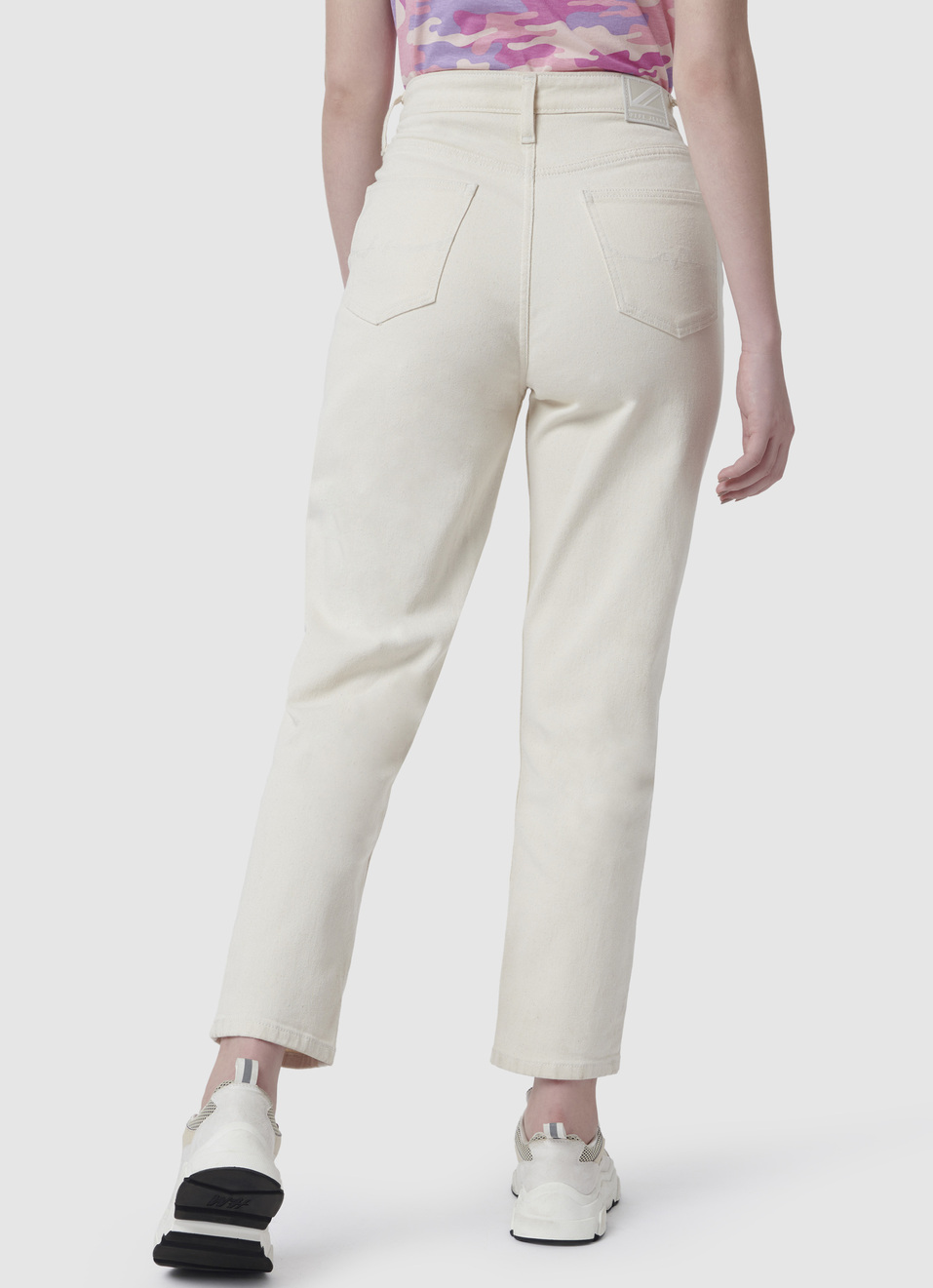 Mom Relaxed Fit Highwaist Tapered Leg Jeans, , large image number 2