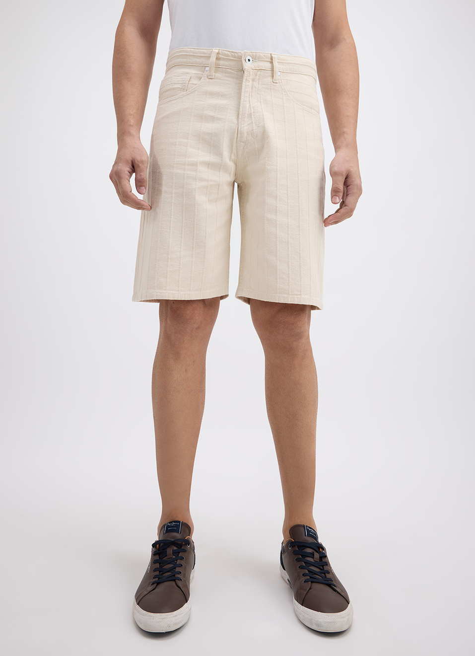 Men Ecru Relaxed Fit Mid Rise Shorts, , large image number 2