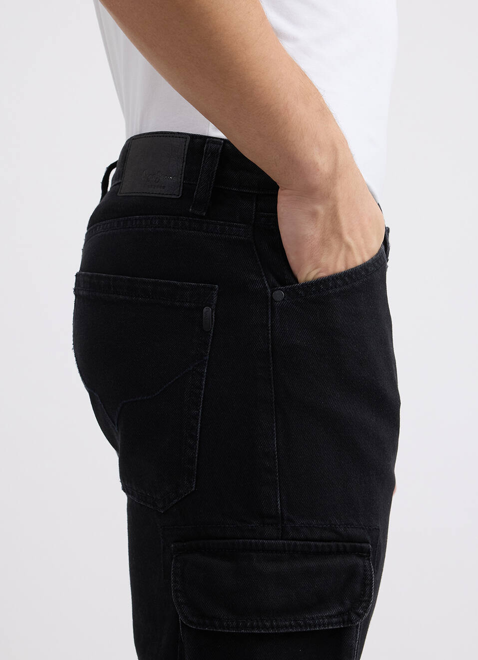 Men Black Straight Fit Mid Rise Cargo Jeans, , large image number 4