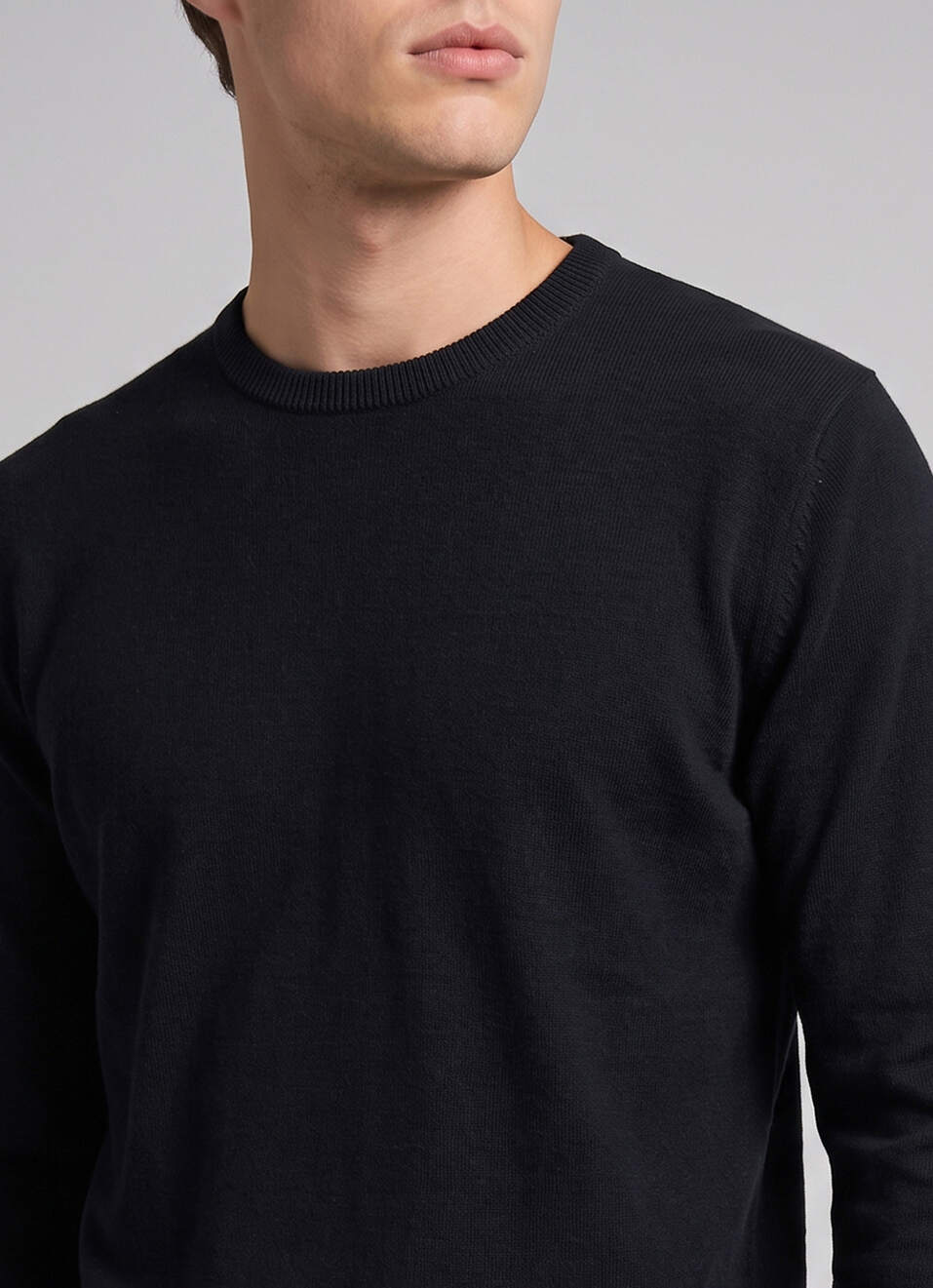 Men Black Solid Regular Fit Crew Neck Sweater, , large image number 4