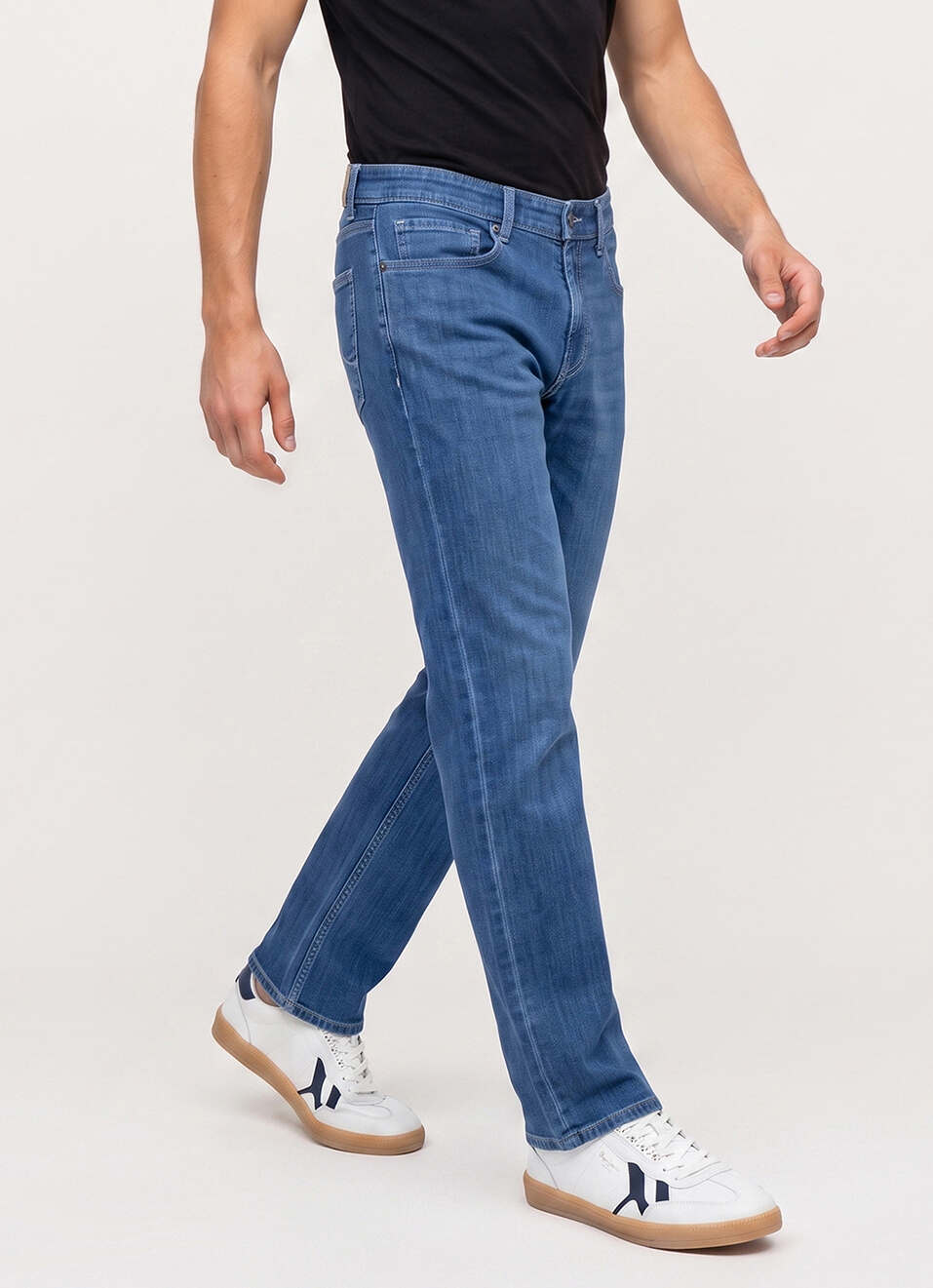 Men Blue Relaxed Straight Fit Mid Rise Stretchable Jeans, , large image number 0