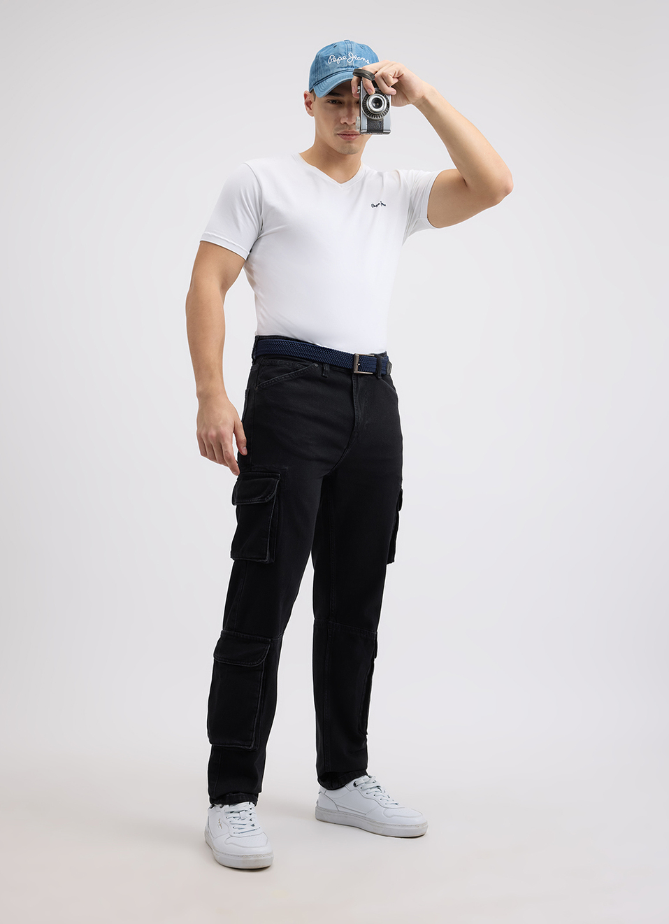 Men Black Straight Fit Mid Rise Cargo Jeans, , large image number 6