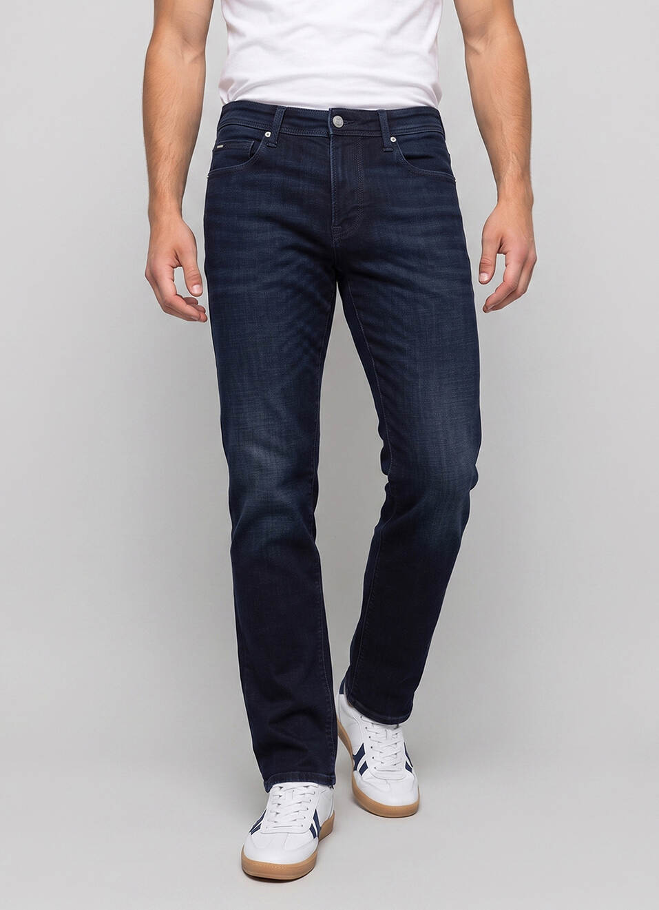 Men Black Straight Fit Mid Rise Stretchable Jeans, , large image number 2