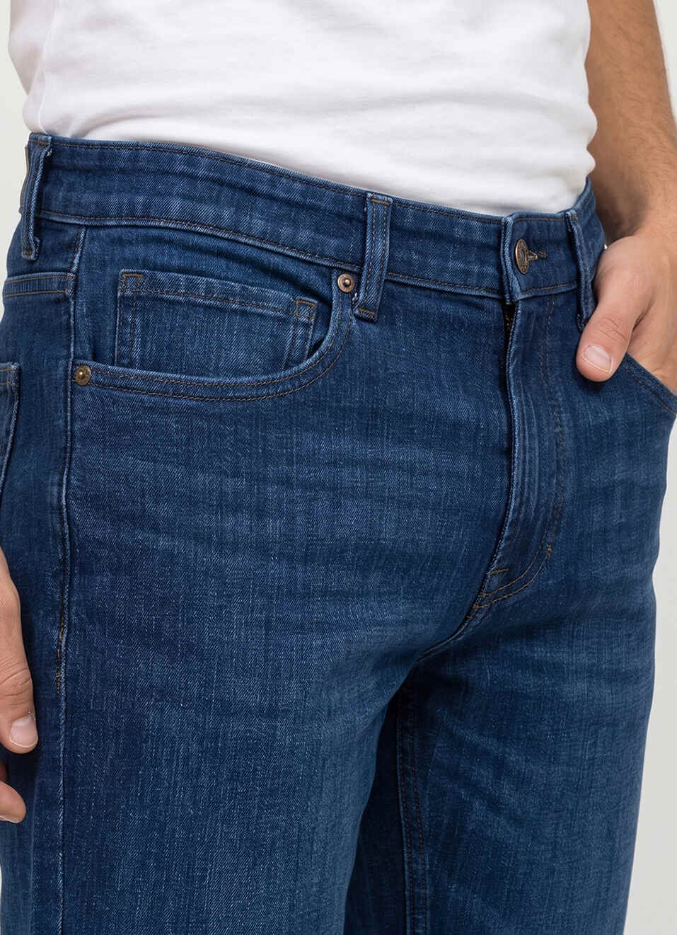 Men Blue Relaxed Straight Fit Mid Rise Jeans, , large image number 4