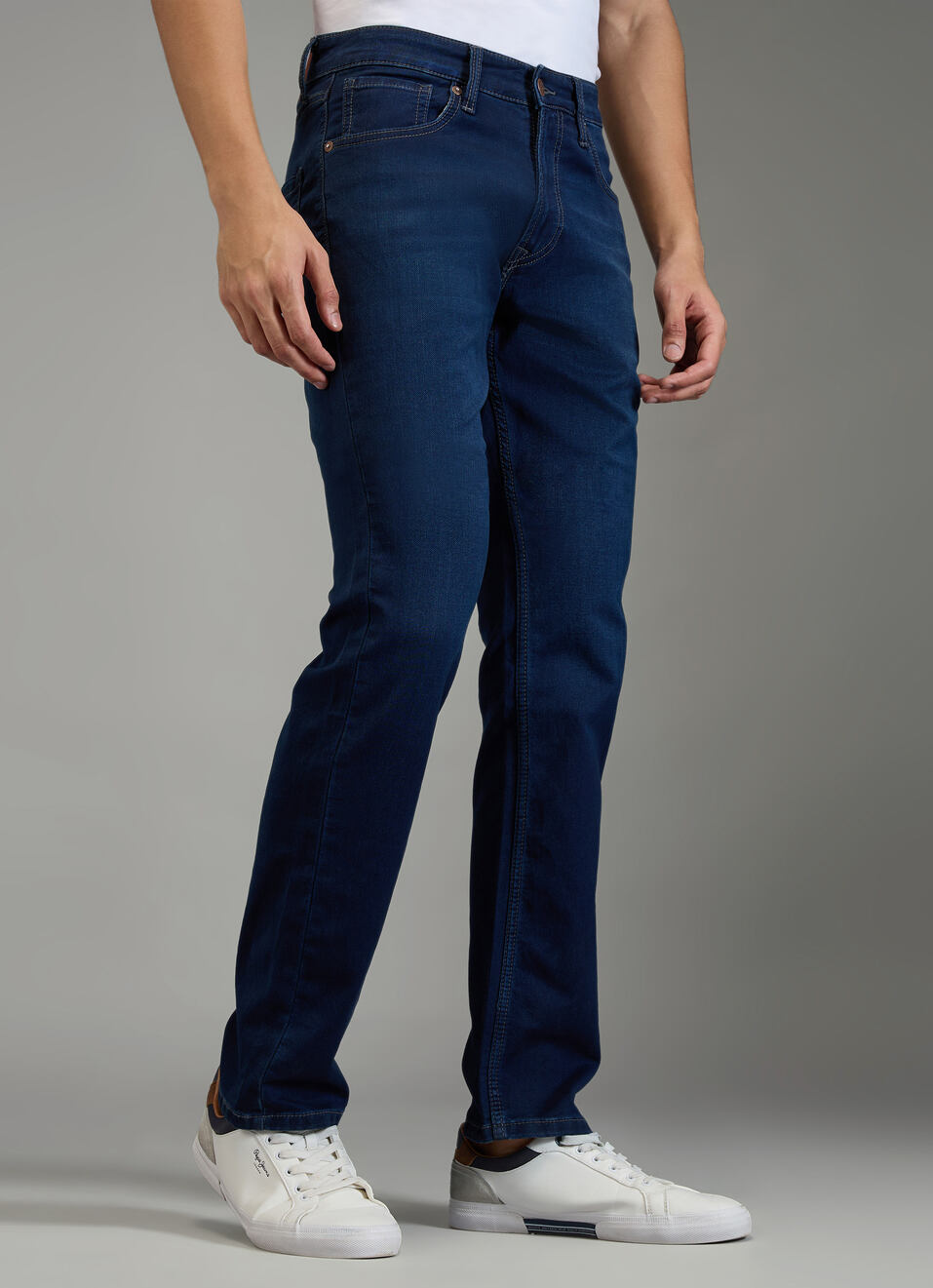 Men Black Straight Fit Mid Rise Stretchable Jeans, , large image number 0