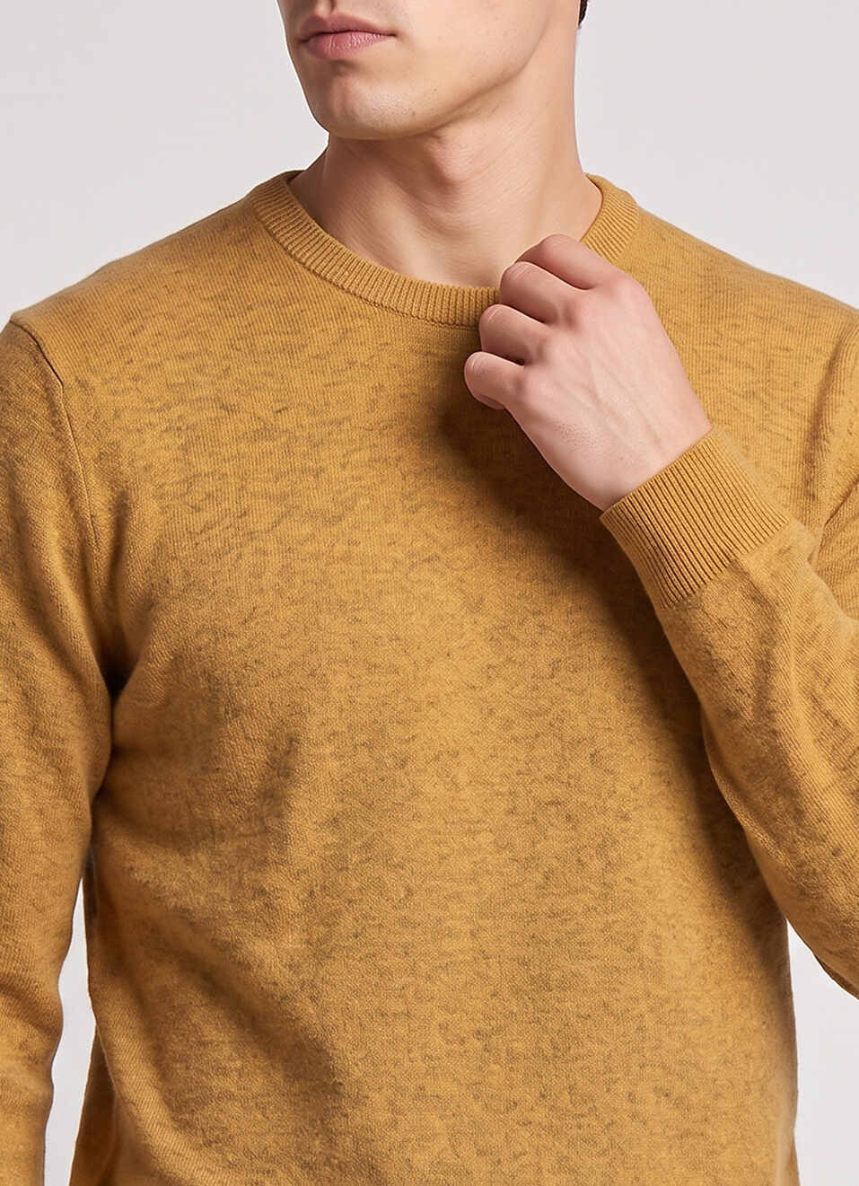Men Yellow Solid Regular Fit Crew Neck Sweater, , large image number 4